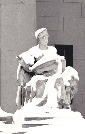 86 12 Art Museum Statue in Snow #10amod